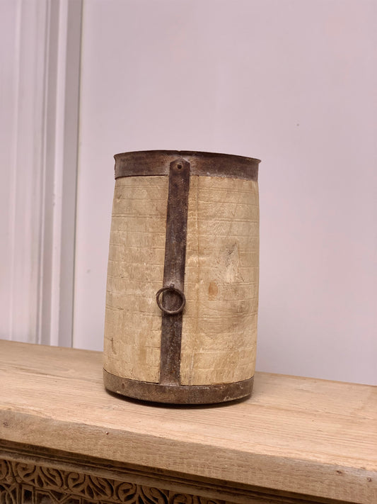 Vintage Indian Pot with metal details (262497)